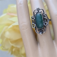 oval-groen-sten-traaddekoration-rundt-stenen-soelv-fingerring-vintage-ring